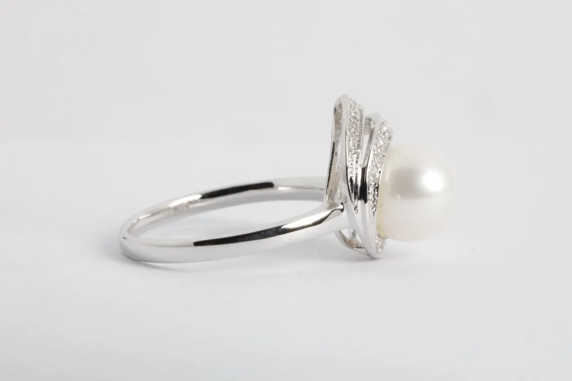 14k White Gold 0.32ctw Diamond & 7.75mm Pearl Ring Size 6.25 (2.90g.)