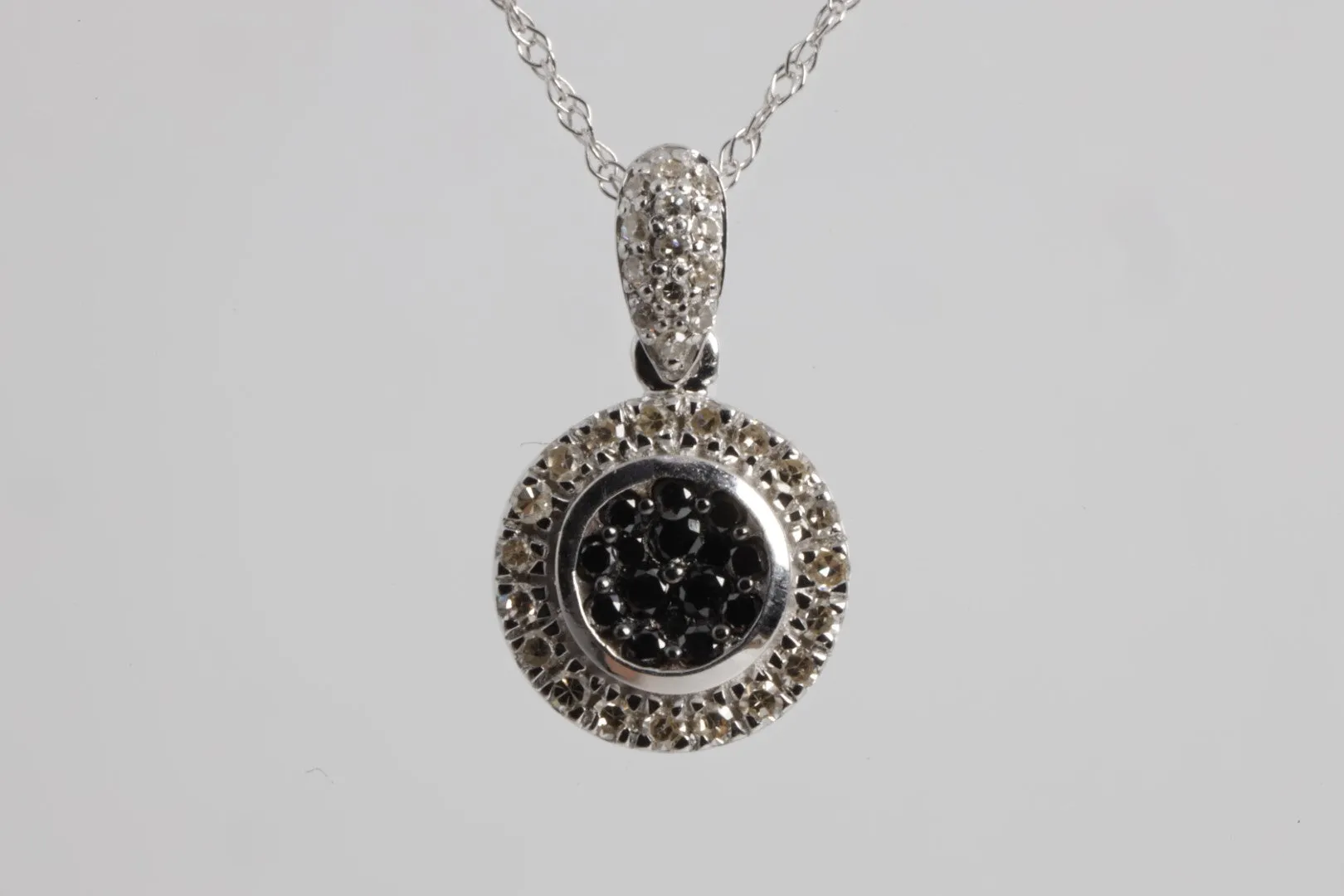 18'' 14k White Gold 0.16tcw Black & White Diamond Pendant Necklace (1.80g.)