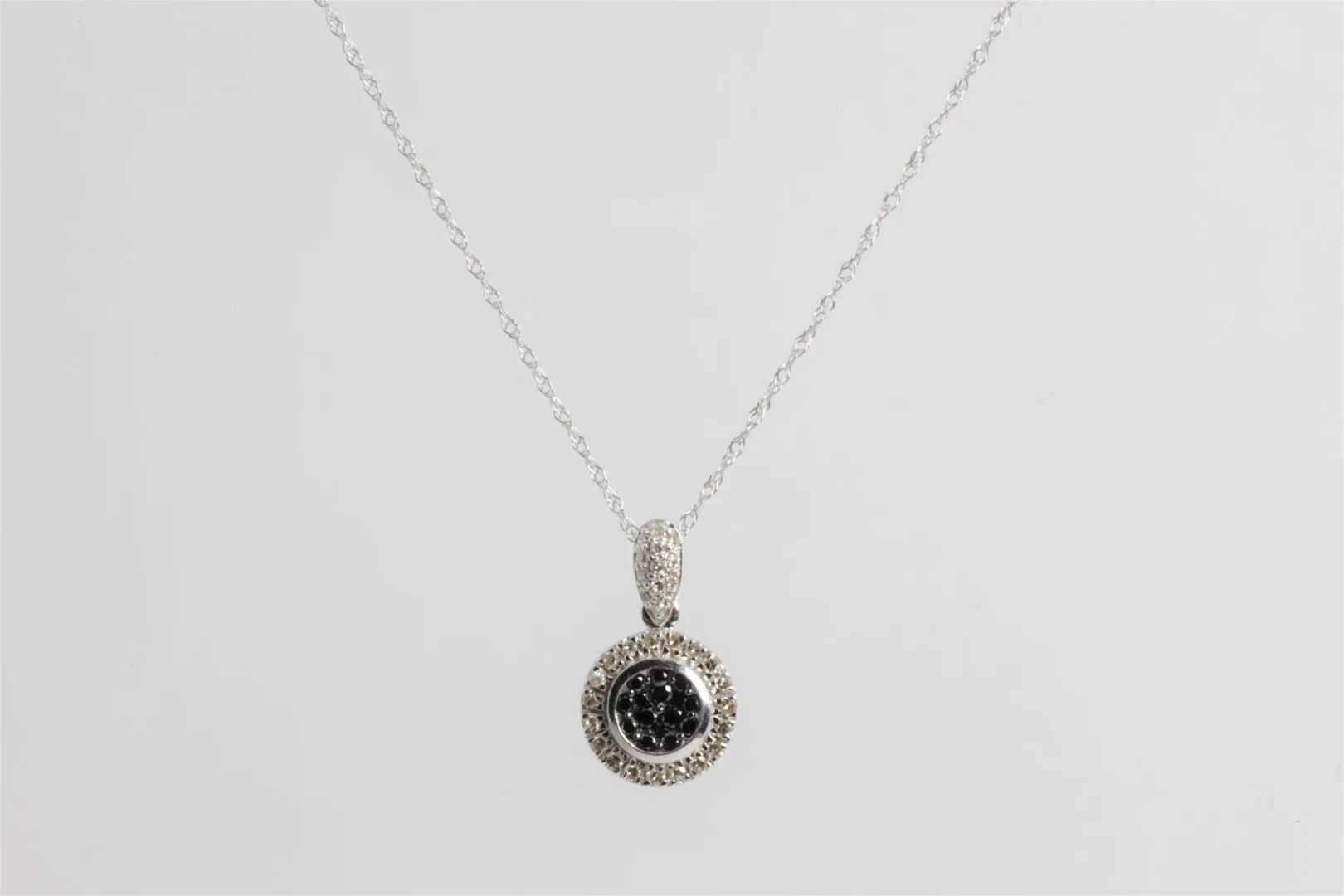 18'' 14k White Gold 0.16tcw Black & White Diamond Pendant Necklace (1.80g.)