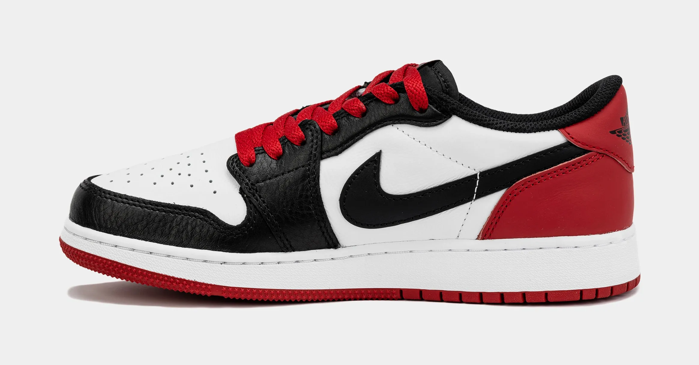 Air Jordan 1 Retro Low OG Black Toe Grade School Lifestyle Shoes (White/Red)