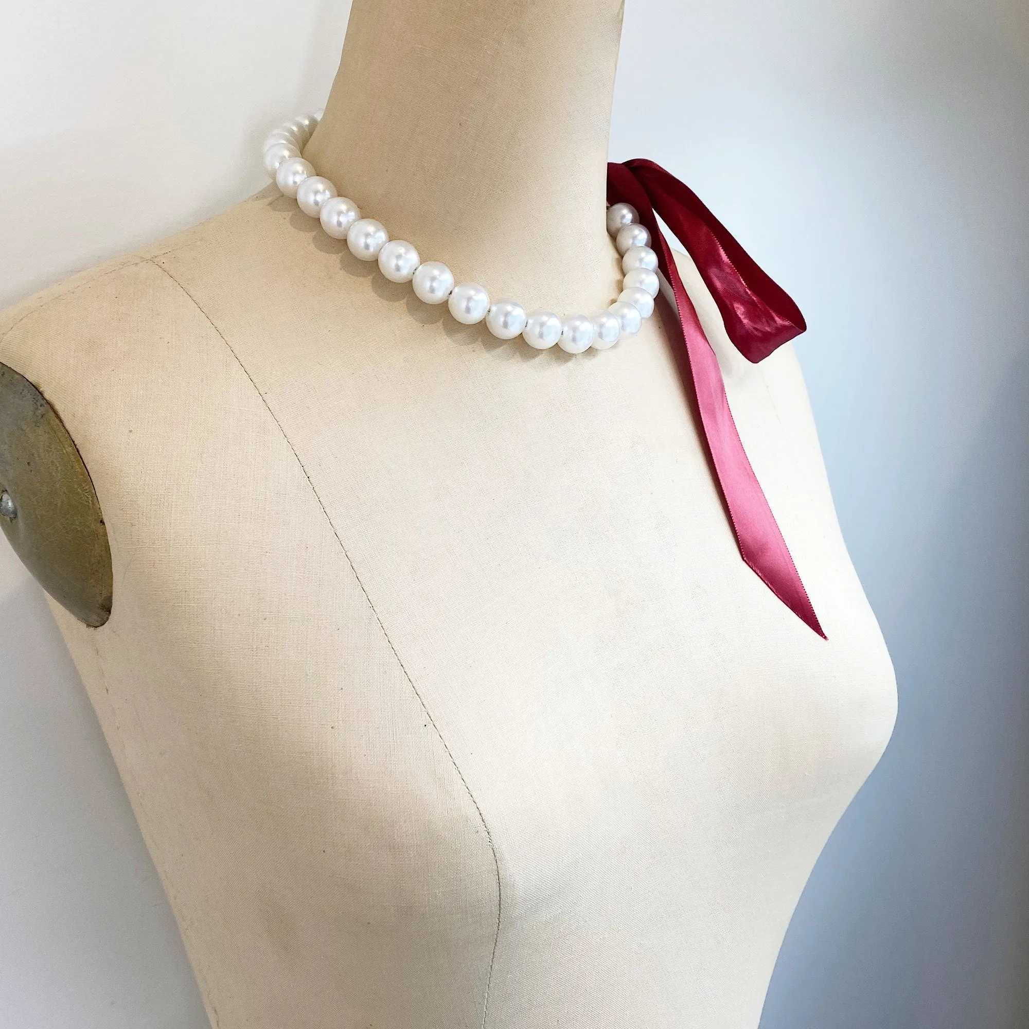 DOTTY red ribbon pearl necklace