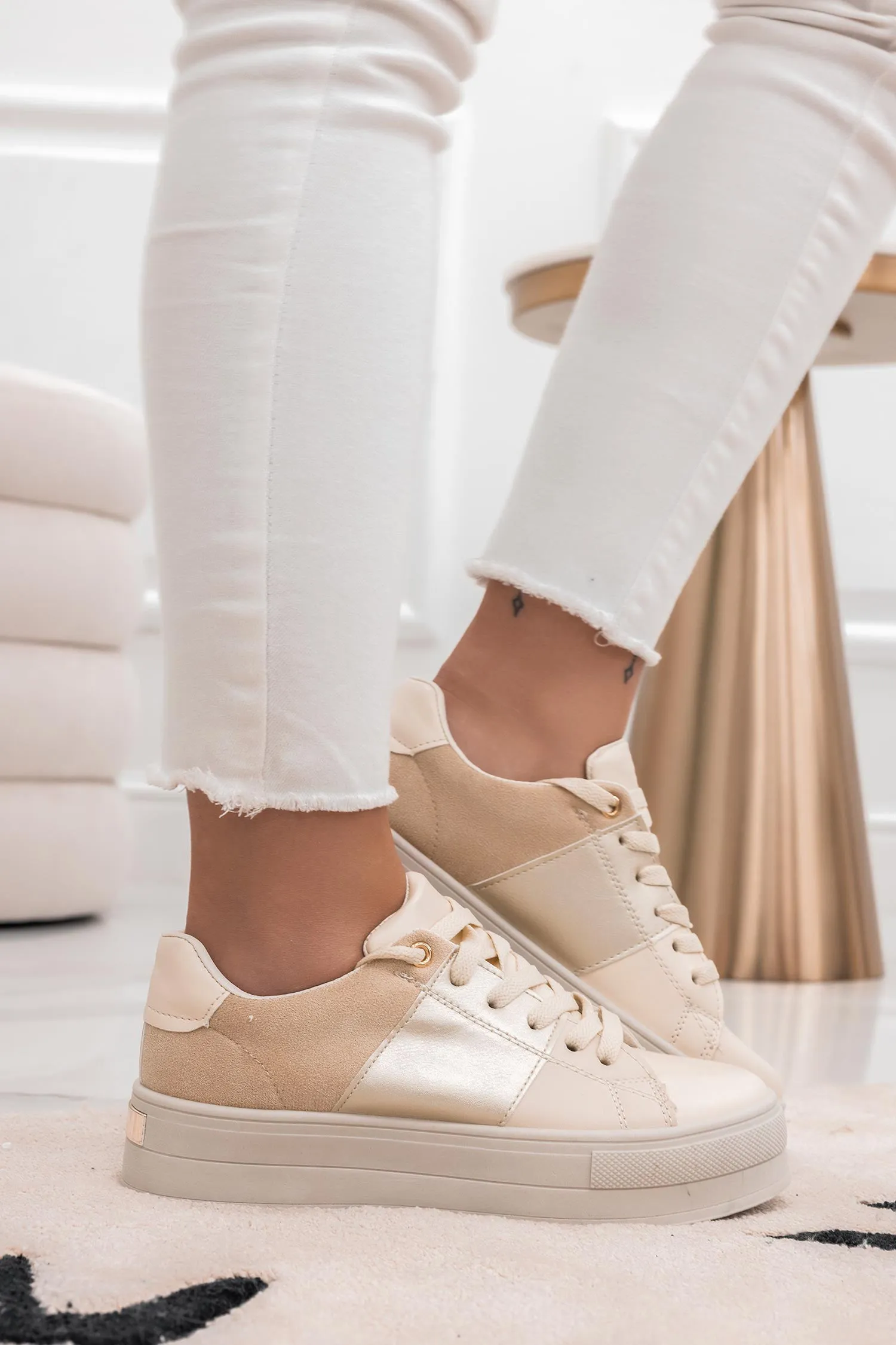 Sneakers beige con pannelli a contrasto