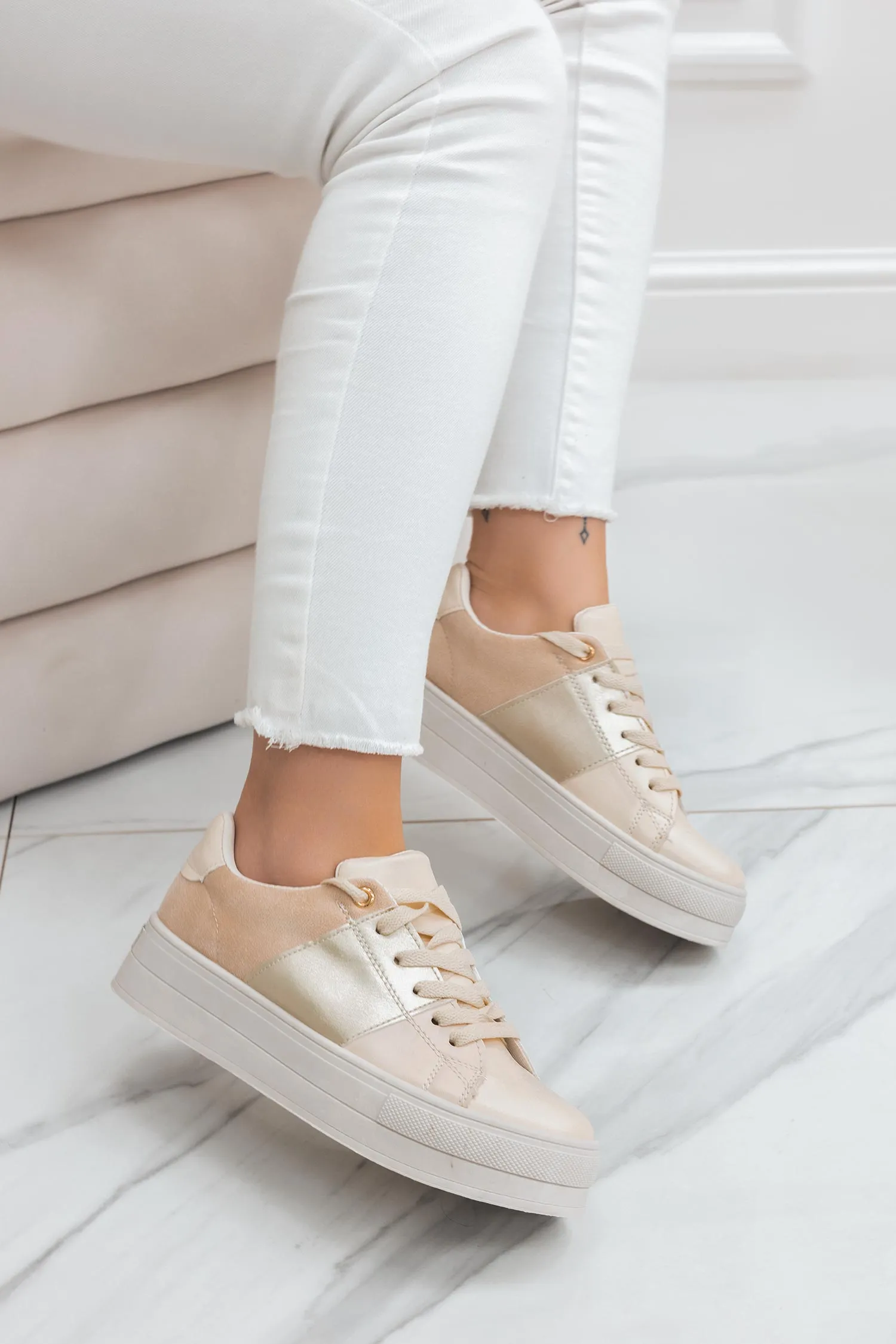 Sneakers beige con pannelli a contrasto