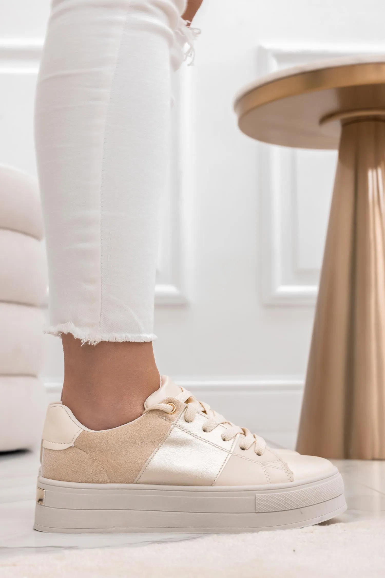 Sneakers beige con pannelli a contrasto