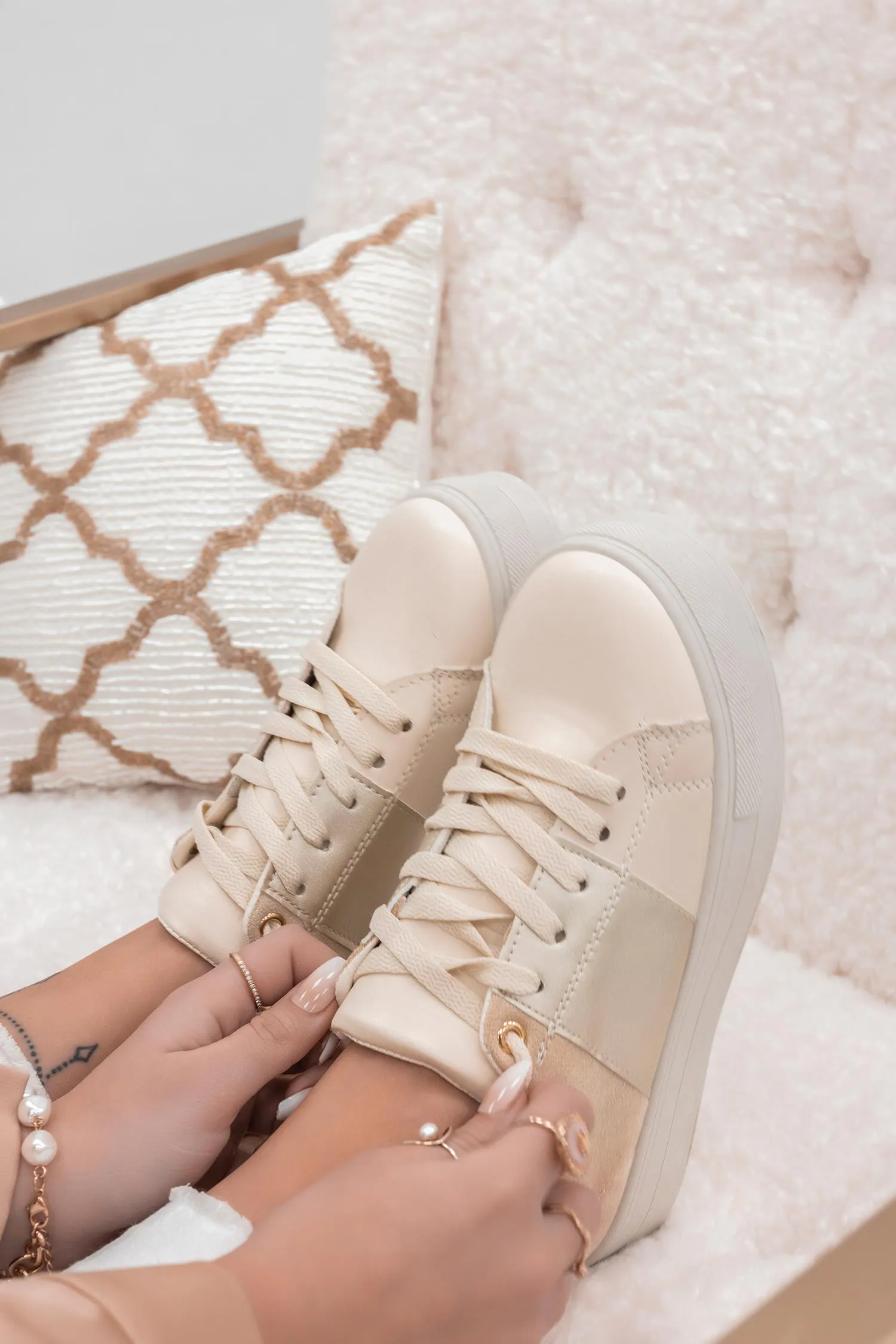 Sneakers beige con pannelli a contrasto